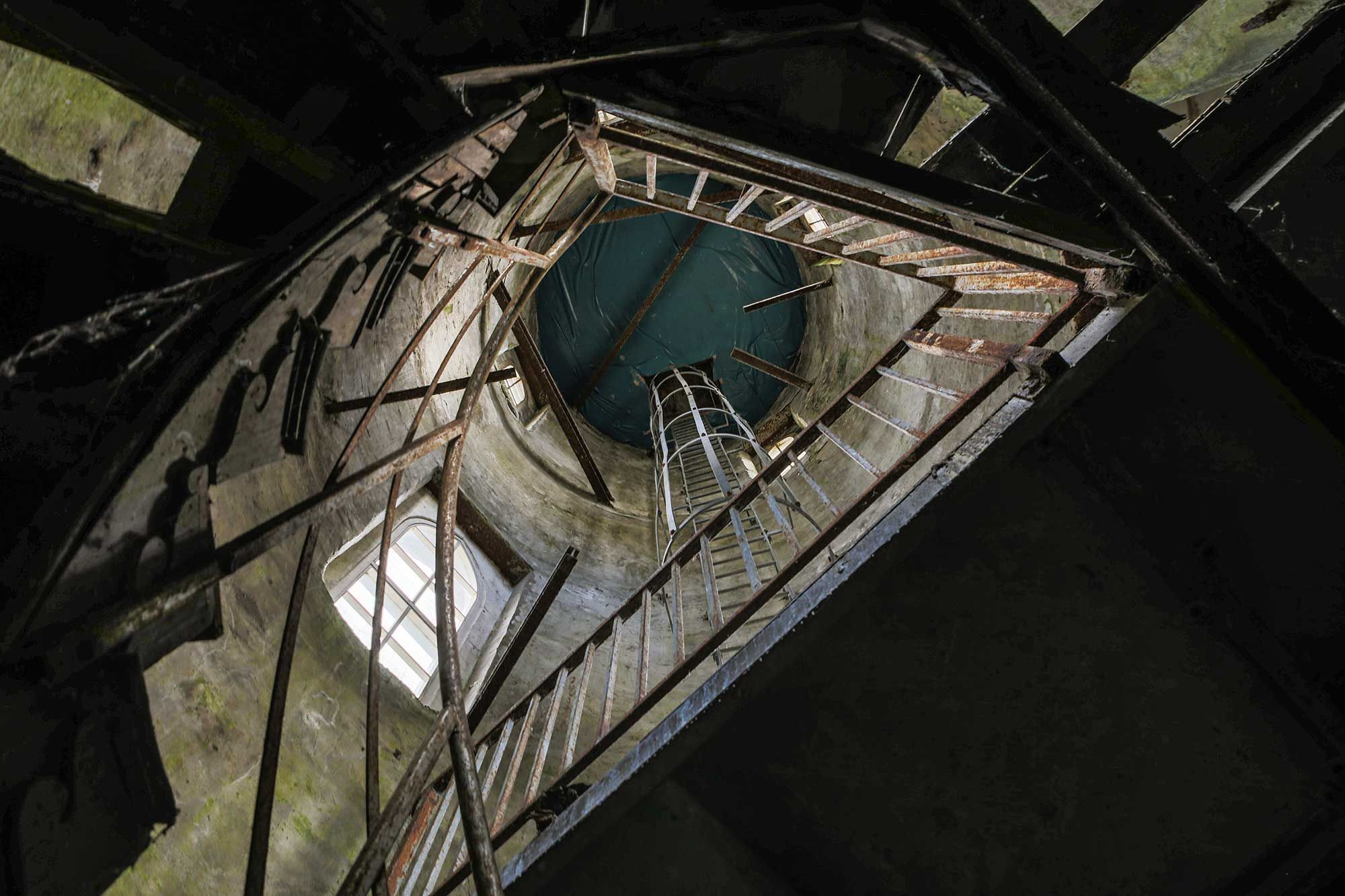 A view of the roof, stairs and window of a narrow turret taken from the bottom.jpg